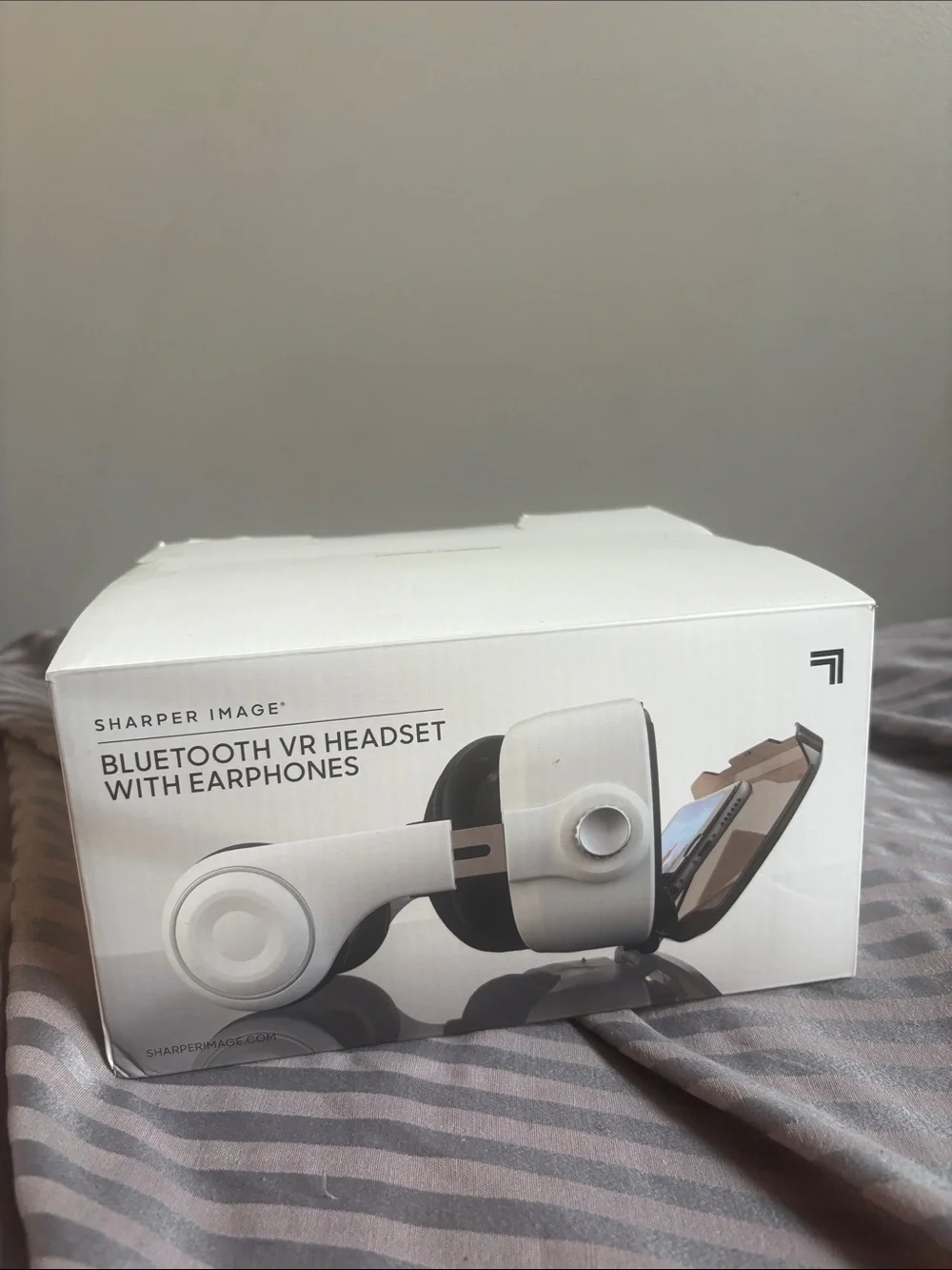 Sharper Image White Bluetooth VR Headset with Earphone Dock